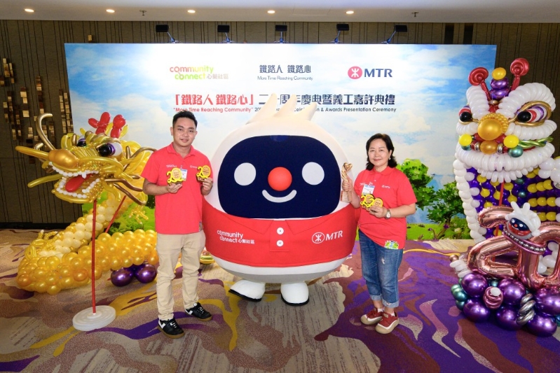 获颁“光辉义工成就奖”的退休员工谭艷艷20年来带领筹组逾千项义工项目;曾威杰(左)则获颁“年度跃进大奖”。 获颁“光辉义工成就奖”的退休员工谭艷艷20年来带领筹组逾千项义工项目;曾威杰(左)则获颁“年度跃进大奖”。