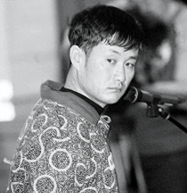 沈阳版“贼王”张显光,持枪掟炸弹打劫银行,身背8条人命。 沈阳版“贼王”张显光,持枪掟炸弹打劫银行,身背8条人命。