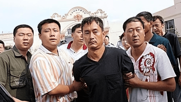 沈阳版“贼王”张显光,制造了震惊全国的“1·18”案。 沈阳版“贼王”张显光,制造了震惊全国的“1·18”案。