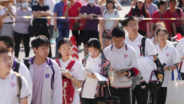 今年全国高考报名人数较2024年的1342万减少7万,是8年来首次下滑。 今年全国高考报名人数较2024年的1342万减少7万,是8年来首次下滑。