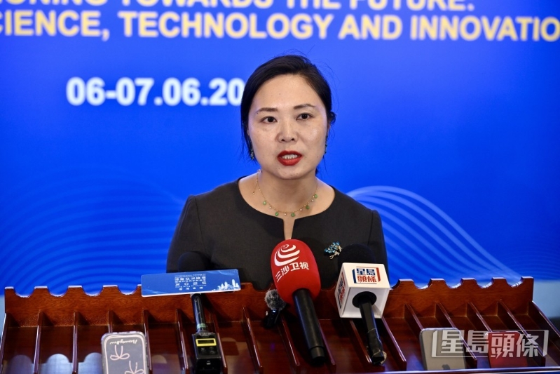 蛟龙号首位大洋深潜女科学家唐立梅认为香港非常先进和发达,今次会议能促进大家在科技和创新方面的交流。 蛟龙号首位大洋深潜女科学家唐立梅认为香港非常先进和发达,今次会议能促进大家在科技和创新方面的交流。