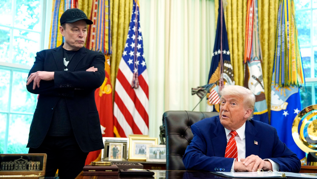 画面为5月30日,特朗普在白宫椭圆形办公室欢送马斯克。 画面为5月30日,特朗普在白宫椭圆形办公室欢送马斯克。