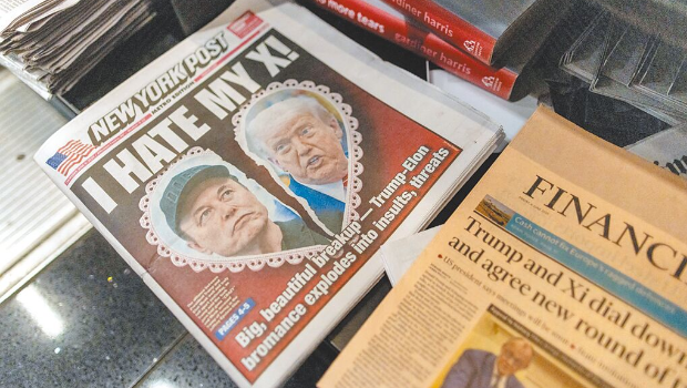 美国总统特朗普和全球首富马斯克日前上演分手擂台,登上报纸头版。 美国总统特朗普和全球首富马斯克日前上演分手擂台,登上报纸头版。