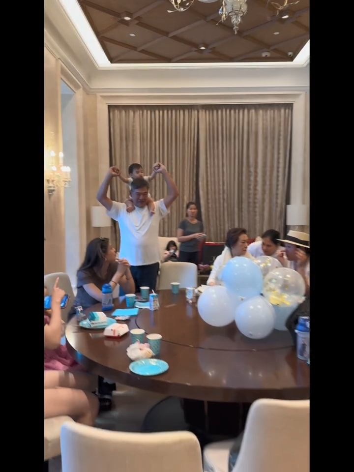 “富爸爸”曾文豪与囝囝玩“骑膊马”满场飞,父爱泛滥! “富爸爸”曾文豪与囝囝玩“骑膊马”满场飞,父爱泛滥!