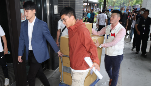 罢免民进党“立委”吴沛忆的“忆事吴成”领衔人李孝亮(中)7日将2阶联署书送交台北市选举委员会,但因为份数未达标,因此北市选委会没有清点及收件。 罢免民进党“立委”吴沛忆的“忆事吴成”领衔人李孝亮(中)7日将2阶联署书送交台北市选举委员会,但因为份数未达标,因此北市选委会没有清点及收件。