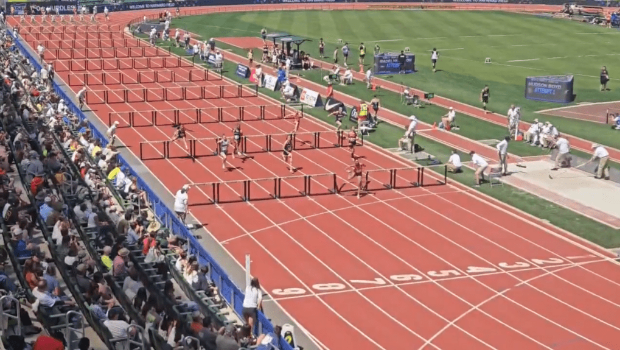 安德森右脚踢栏。 安德森右脚踢栏。