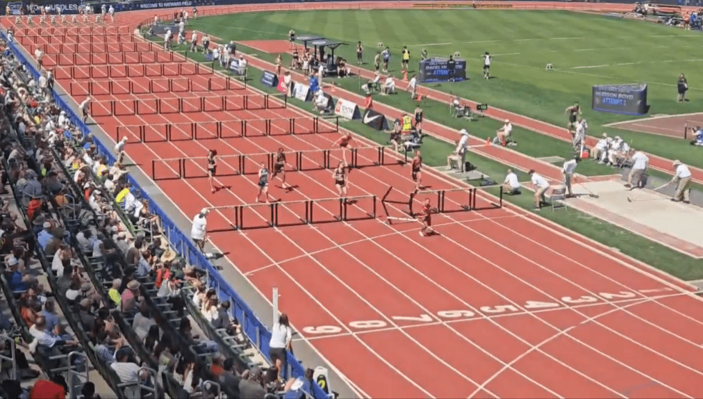 安德森跌倒冲向前。 安德森跌倒冲向前。