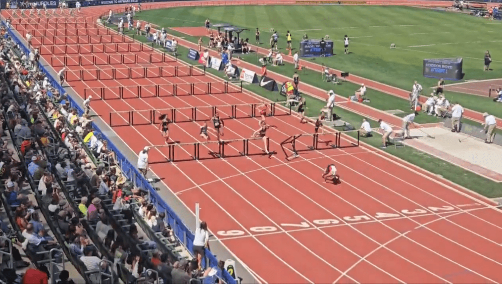 安德森随即双手按地做前滚翻。 安德森随即双手按地做前滚翻。