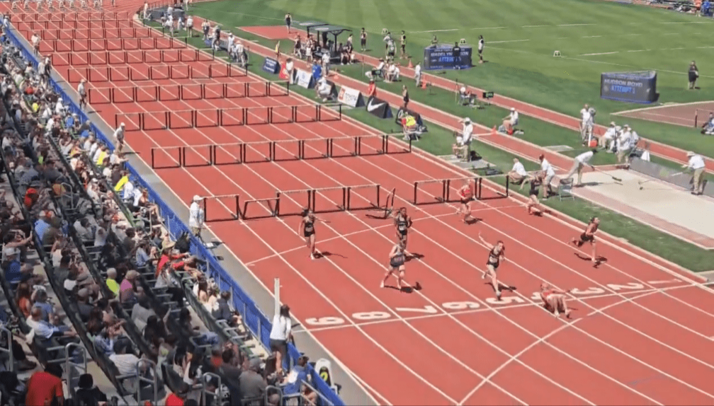 结果“躺着”过终点保住金牌。 结果“躺着”过终点保住金牌。