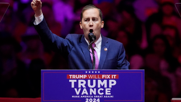 白宫总统人事办公室主任戈尔。图为他去年在为特朗普助选演说画面 白宫总统人事办公室主任戈尔。图为他去年在为特朗普助选演说画面