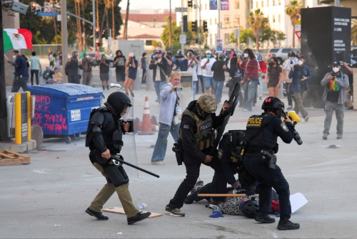 有示威者被捕。 路透社 有示威者被捕。 路透社