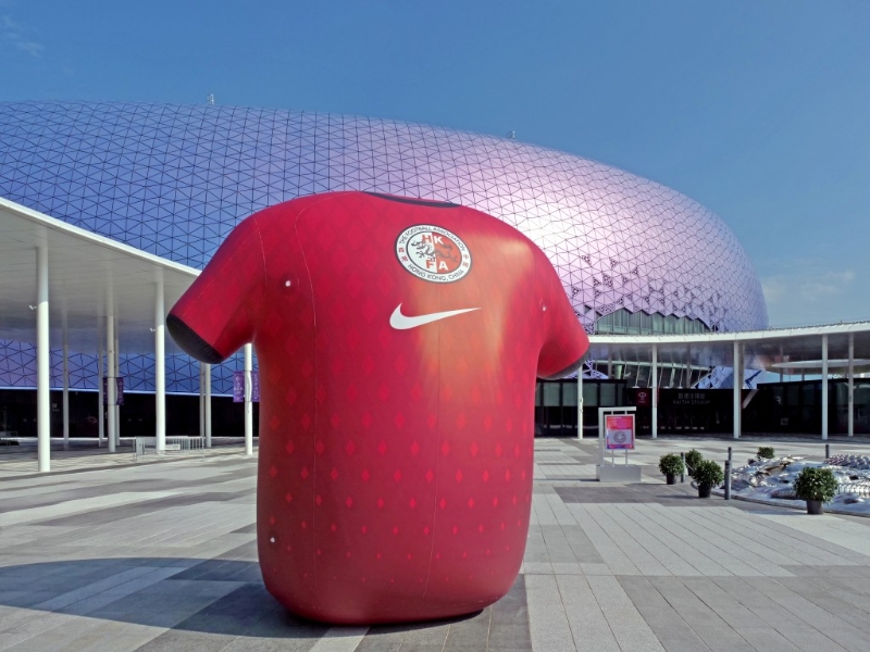 提早到场的球迷,可前往中央广场跟“期间限定”的巨型港队吹气球衣,在主场前“打卡”。 提早到场的球迷,可前往中央广场跟“期间限定”的巨型港队吹气球衣,在主场前“打卡”。