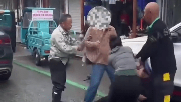 横间T-恤男遭多人施暴 横间T-恤男遭多人施暴