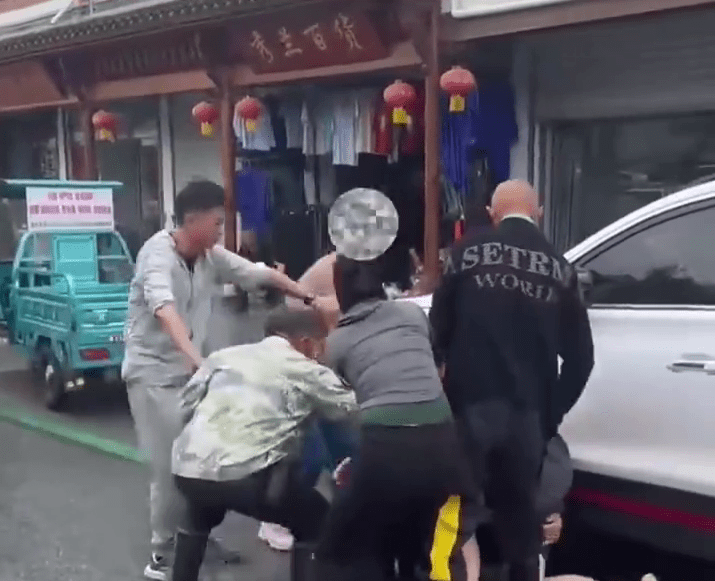 横间T-恤男遭多人施暴。 横间T-恤男遭多人施暴。