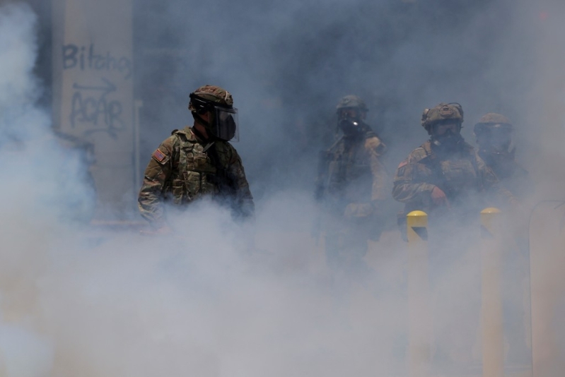 国民警卫队人员发射催泪弹和橡皮子弹试图驱散抗议人群。路透社 国民警卫队人员发射催泪弹和橡皮子弹试图驱散抗议人群。路透社