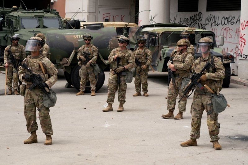 特朗普部署2000名国民警卫队人员。路透社 特朗普部署2000名国民警卫队人员。路透社