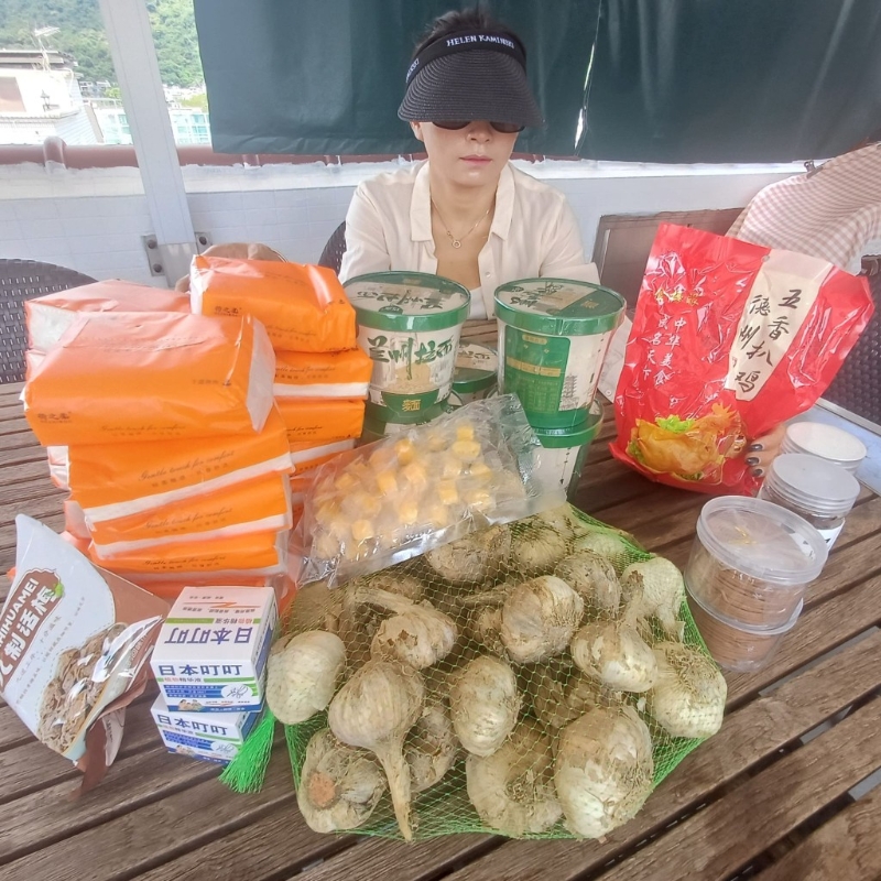 家庭主妇任女士表示,近日在内地网购平台疯狂抢购廉价日用品和食品,感到十分快乐。 家庭主妇任女士表示,近日在内地网购平台疯狂抢购廉价日用品和食品,感到十分快乐。