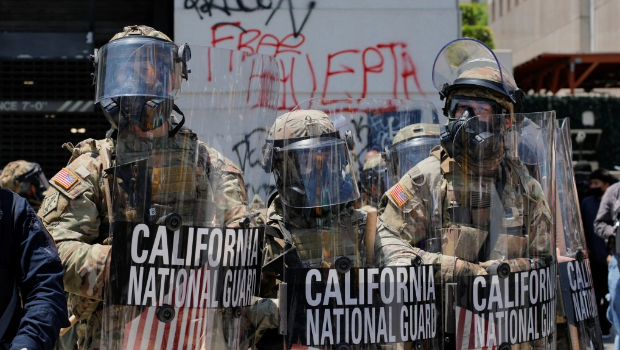 示威者与国民警警卫队爆冲突。路透社 示威者与国民警警卫队爆冲突。路透社