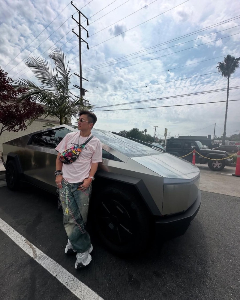 陈山聪忍唔住要同Cybertruck打卡。 陈山聪忍唔住要同Cybertruck打卡。