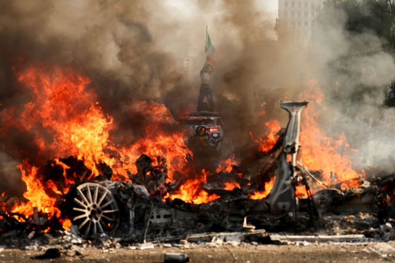 抗议人士焚烧轿车 抗议人士焚烧轿车