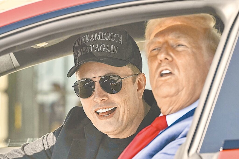 马斯克(左) 马斯克(左)