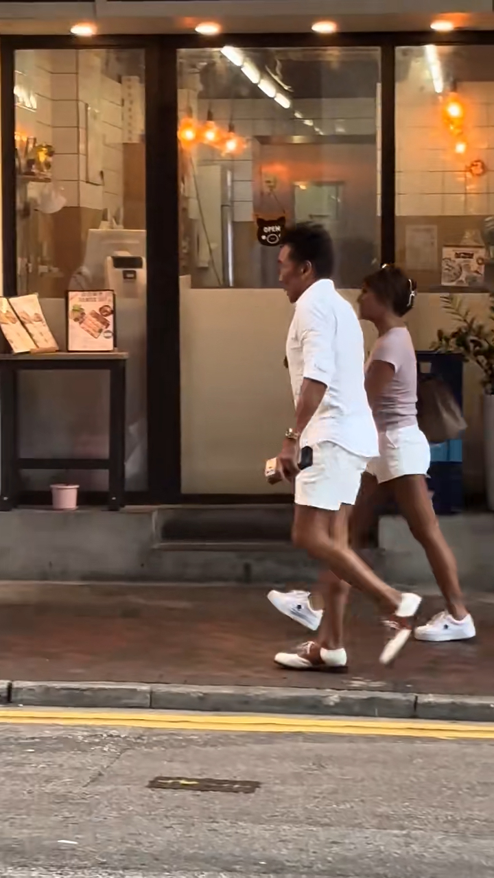 二人同行但没有亲密动作,也未见二人交谈,不过仍引网民好奇:“是女朋友吗?” 二人同行但没有亲密动作,也未见二人交谈,不过仍引网民好奇:“是女朋友吗?”