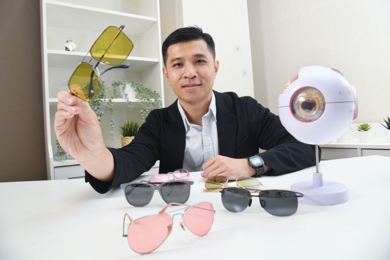 注册视光师罗旭堃(Darren)指出, 除了以滤镜光照穿透率作选择指标,亦可留意太阳镜有否偏光功能,偏光太阳眼镜可以帮助过滤眩光。 注册视光师罗旭堃(Darren)指出, 除了以滤镜光照穿透率作选择指标,亦可留意太阳镜有否偏光功能,偏光太阳眼镜可以帮助过滤眩光。