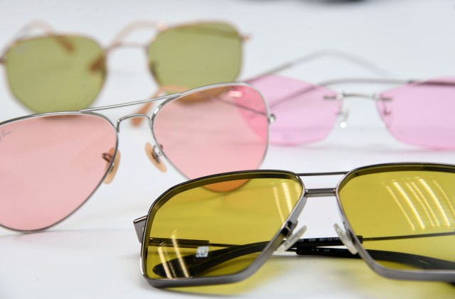 巿面上有售不同颜色的镜片,其中灰色适合一般用途,镜片光线最自然; 黄色镜片则适用室内或夜晚驾车,提供更高清晰度,较为常见。 巿面上有售不同颜色的镜片,其中灰色适合一般用途,镜片光线最自然; 黄色镜片则适用室内或夜晚驾车,提供更高清晰度,较为常见。