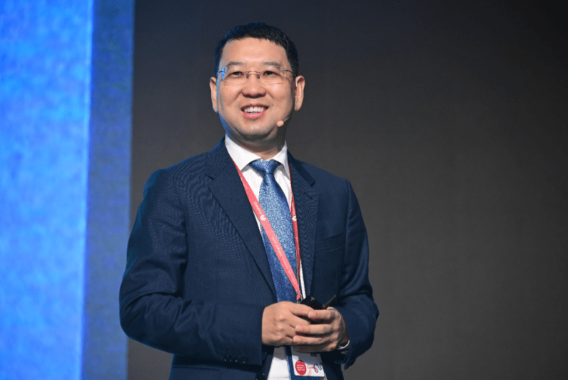 范文指出,AI的发展远超预期,用户量增速和使用量普及率创造历史记录。 范文指出,AI的发展远超预期,用户量增速和使用量普及率创造历史记录。