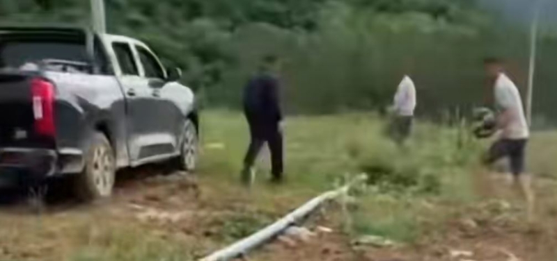 广西有西瓜农被大量村民分两日,涌入田里抢西瓜。 广西有西瓜农被大量村民分两日,涌入田里抢西瓜。