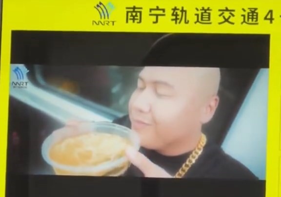 影片原想传递车厢禁止饮食讯息。 影片原想传递车厢禁止饮食讯息。