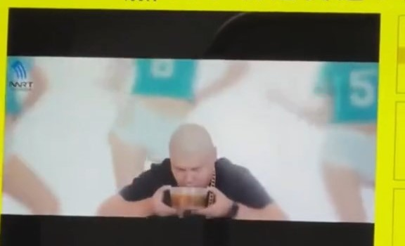 片中有穿热裤女子跳舞画面。 片中有穿热裤女子跳舞画面。