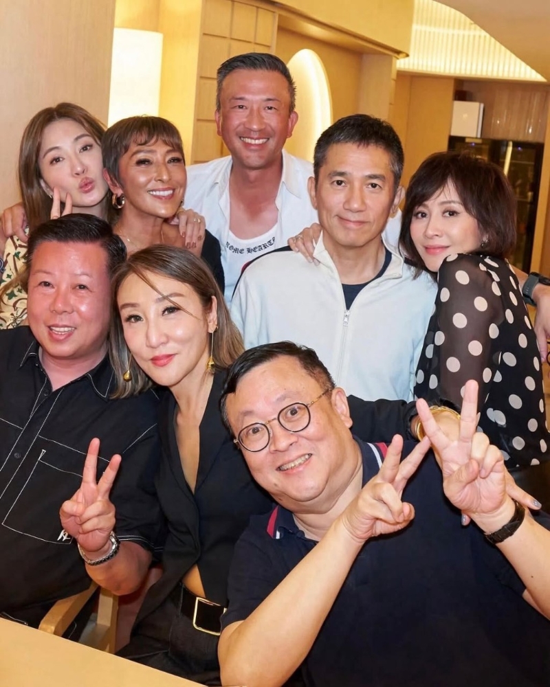 梁朝伟脸上皱纹不少,外表年轻不少。 梁朝伟脸上皱纹不少,外表年轻不少。