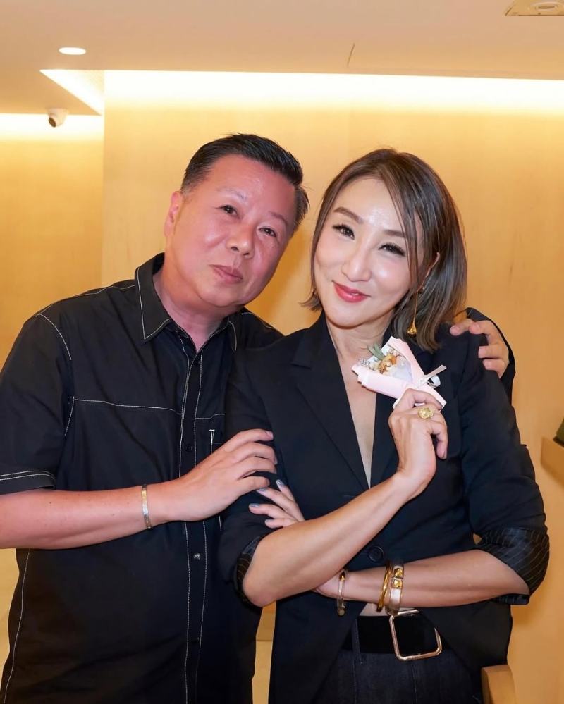 雷林静怡与老公好恩爱。 雷林静怡与老公好恩爱。