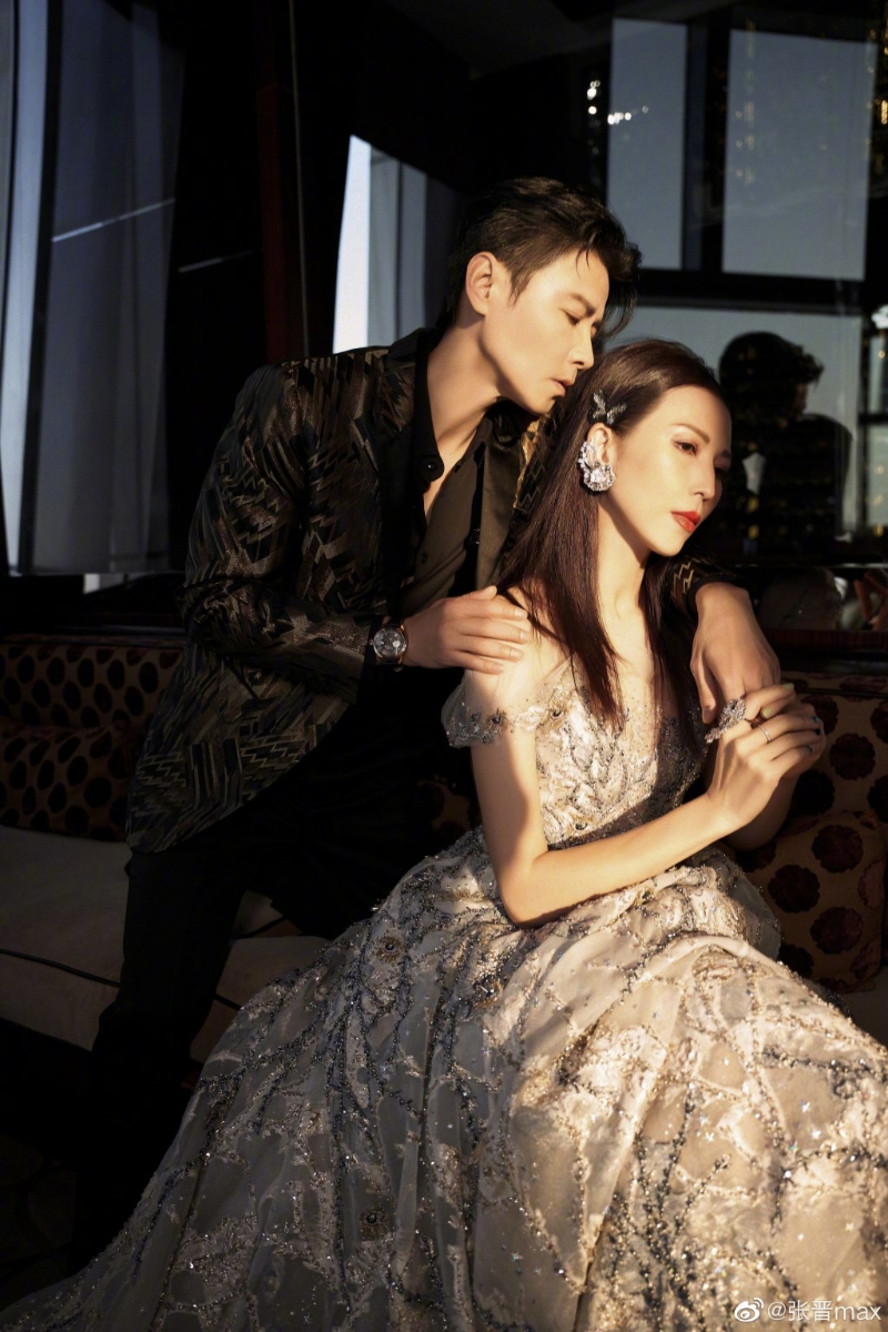 蔡少芬与张晋已经结婚16年。 蔡少芬与张晋已经结婚16年。