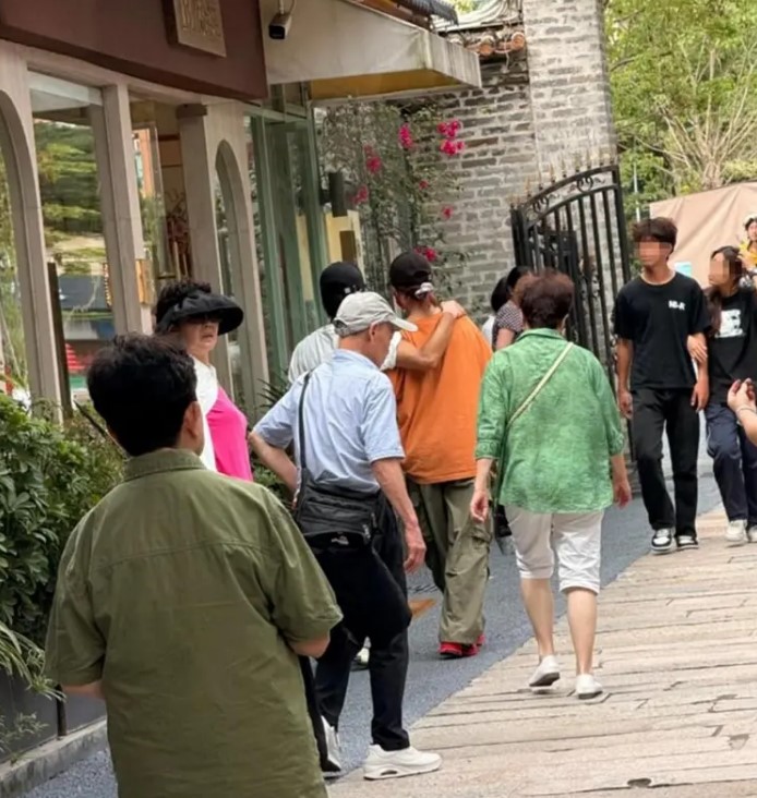 蔡少芬同张晋近日现身珠海糖黐豆,老公紧搭太太肩膊出行。 蔡少芬同张晋近日现身珠海糖黐豆,老公紧搭太太肩膊出行。