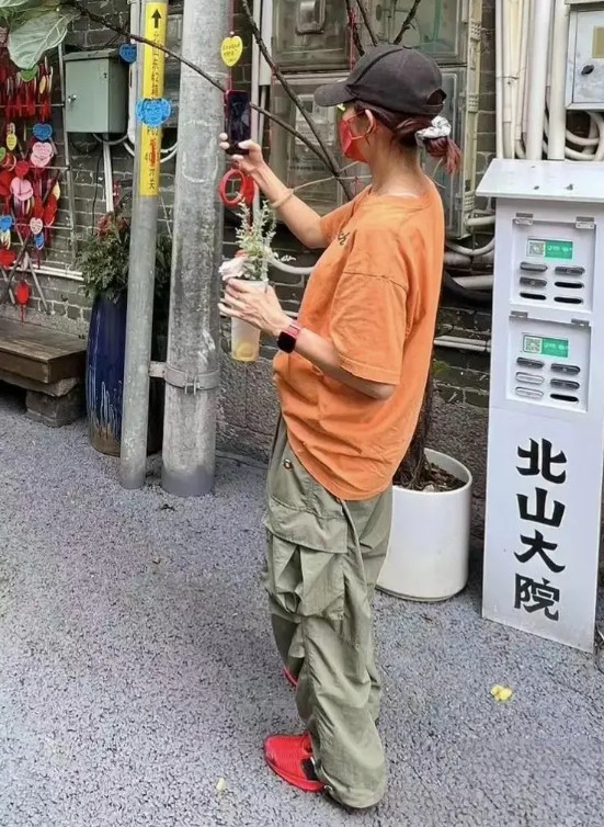 蔡少芬为老公同老爷奶奶影相。 蔡少芬为老公同老爷奶奶影相。