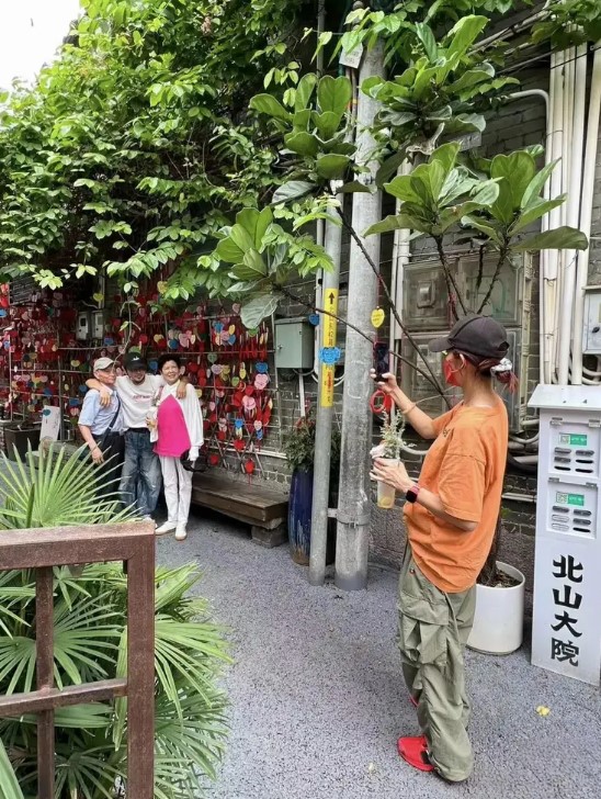 蔡少芬老爷奶奶笑到见牙唔见眼。 蔡少芬老爷奶奶笑到见牙唔见眼。