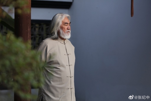 73岁内地名导张纪中曾执导《射雕英雄传》、《天龙八部》、《神雕侠侣》等多部金庸剧集。 73岁内地名导张纪中曾执导《射雕英雄传》、《天龙八部》、《神雕侠侣》等多部金庸剧集。