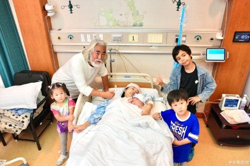 张纪中细女2024年出世后,曾公开一家六口的全家福。 张纪中细女2024年出世后,曾公开一家六口的全家福。