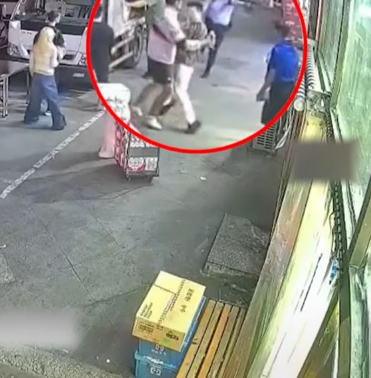 孟先生用其1.97米的身躯协助警察阻截 孟先生用其1.97米的身躯协助警察阻截