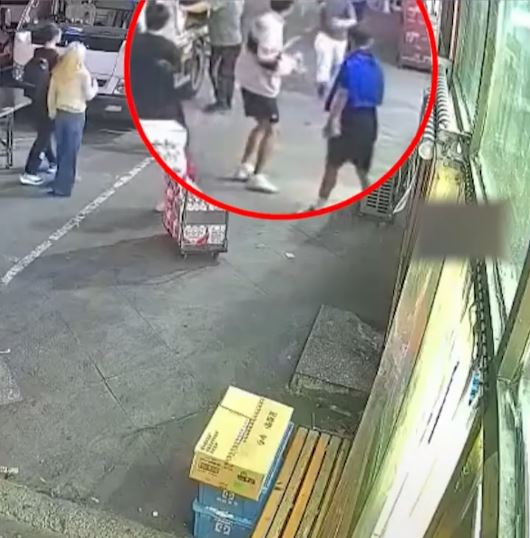 孟先生见小偷逃跑,本能用其1.97米的身躯,协助警察阻截。 孟先生见小偷逃跑,本能用其1.97米的身躯,协助警察阻截。