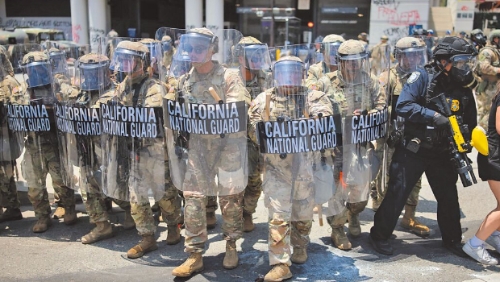 加州国民兵在抗议联邦移民清查活动中携带盾牌。 (路透) 加州国民兵在抗议联邦移民清查活动中携带盾牌。 (路透)