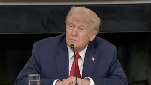 6月9日,特朗普在白宫一场圆桌会议上就“通贝里说自己被以军‘绑架’”作出评价。 图源:美媒视频截图 6月9日,特朗普在白宫一场圆桌会议上就“通贝里说自己被以军‘绑架’”作出评价。 图源:美媒视频截图