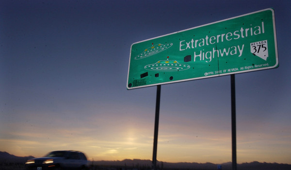 阴谋论者谣传,美国政府在内华达州51区,隐藏关于外星人的秘密。美联社 阴谋论者谣传,美国政府在内华达州51区,隐藏关于外星人的秘密。美联社