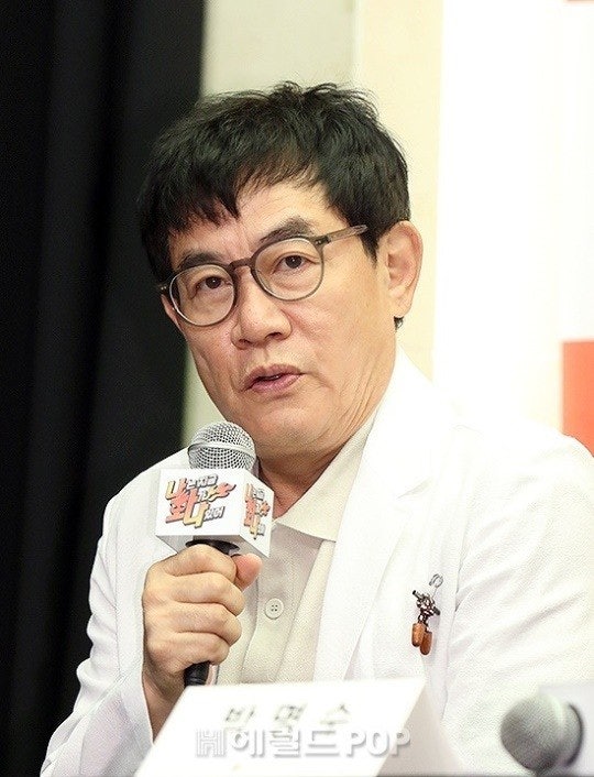 李敬揆是韩国资深喜剧人兼主持。 李敬揆是韩国资深喜剧人兼主持。