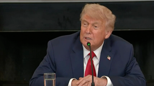 特朗普当地时间9日回答提问 图源:美媒视频截图 特朗普当地时间9日回答提问 图源:美媒视频截图