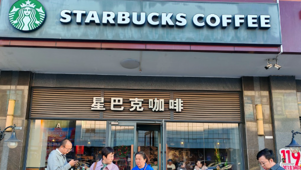 星巴克在中国受到本地品牌的挑战。 星巴克在中国受到本地品牌的挑战。