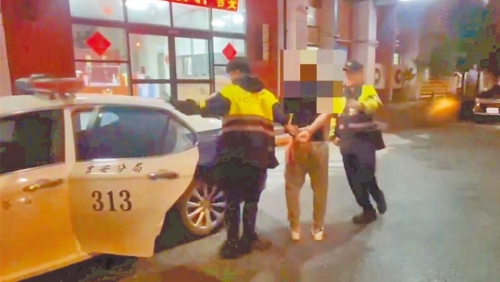 26岁吕姓男子(中)8日在花莲吉安乡化仁海堤,疑向33岁林姓女子求爱不成引发杀机 26岁吕姓男子(中)8日在花莲吉安乡化仁海堤,疑向33岁林姓女子求爱不成引发杀机