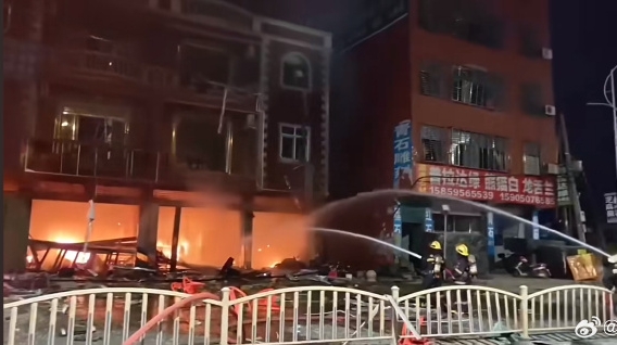 消防人员到场救火。 消防人员到场救火。